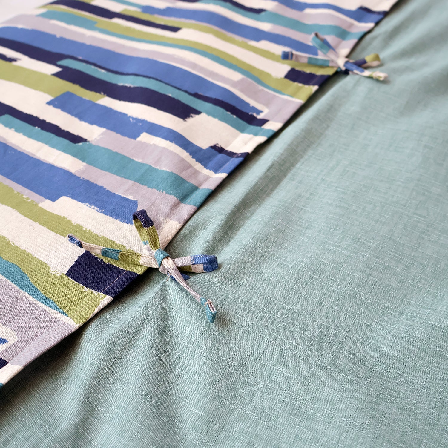 カバーは裏面2か所を紐で結ぶタイプ