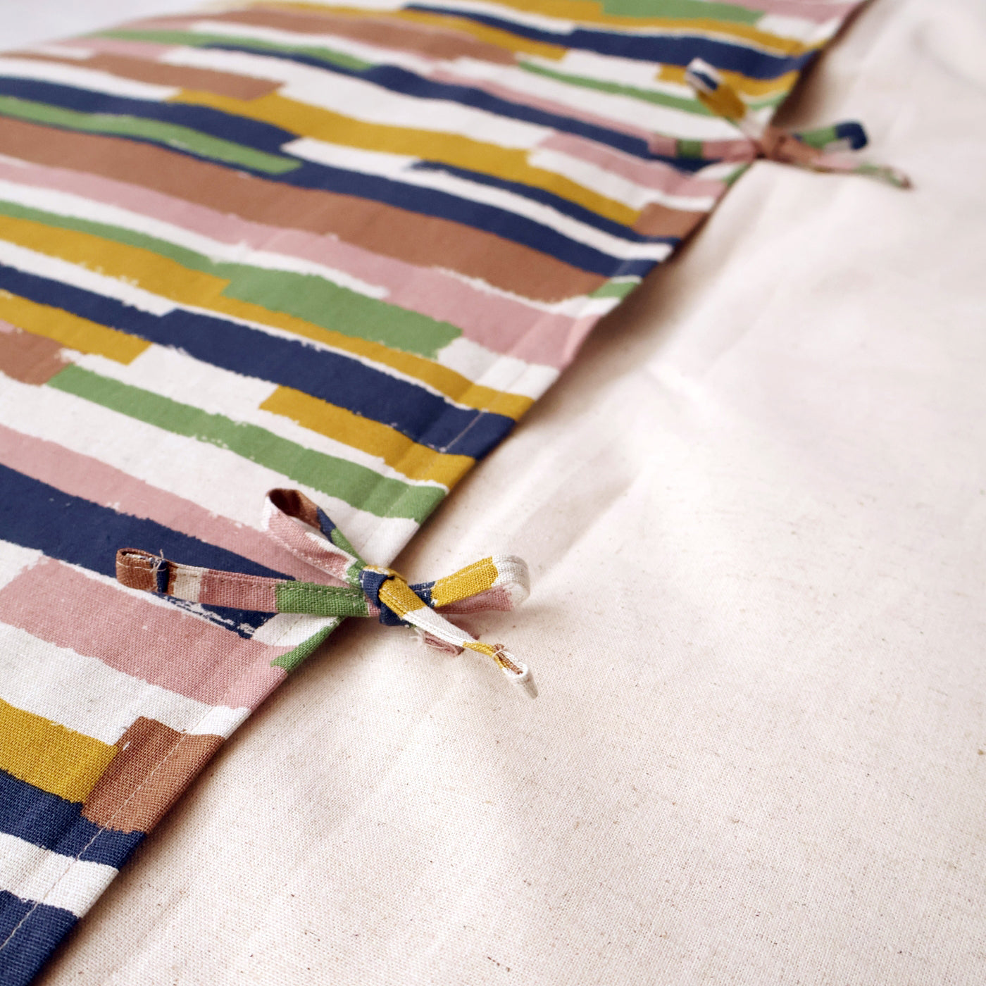 カバーは裏面2か所を紐で結ぶタイプ